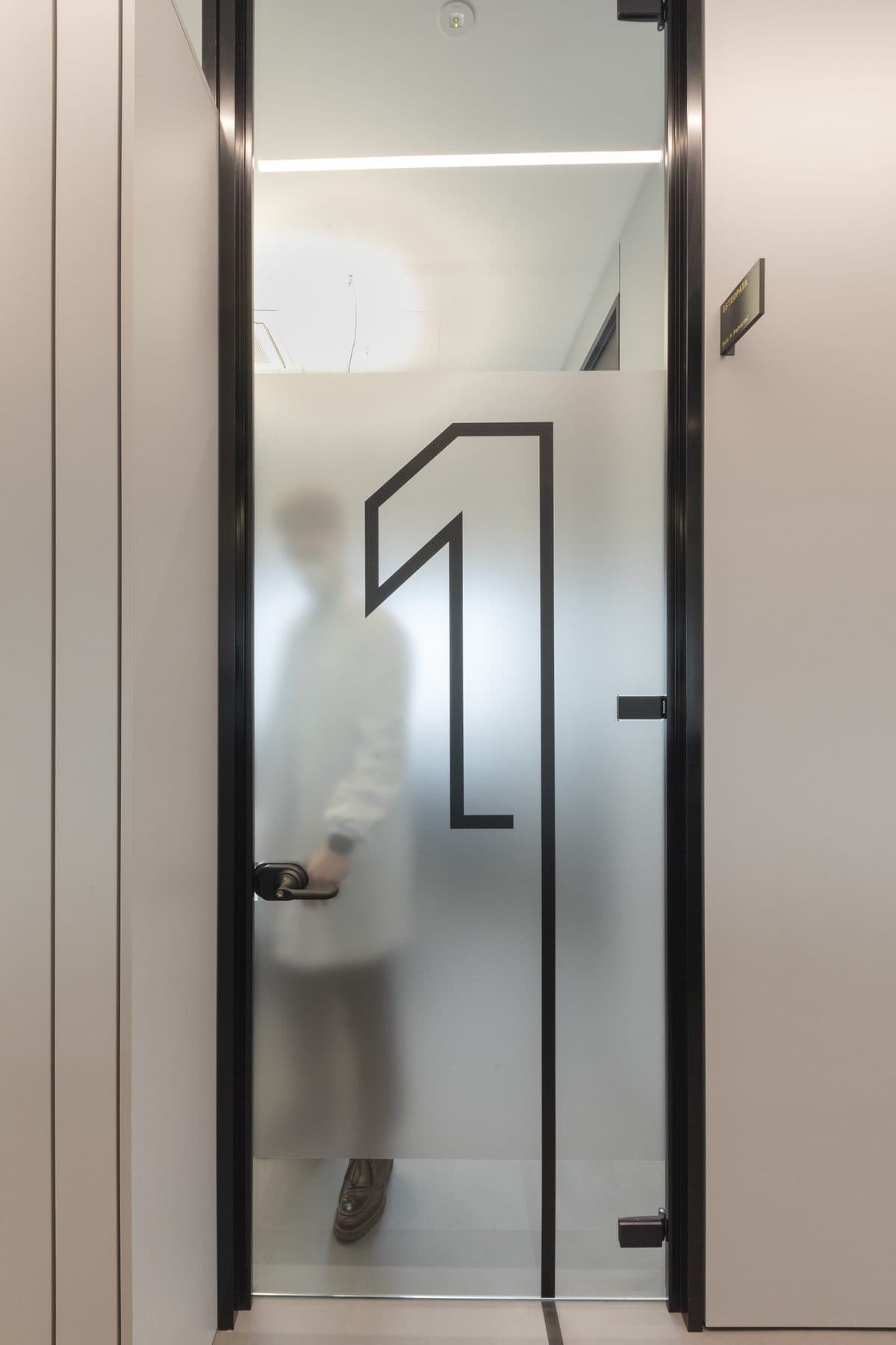 La porta di uno studio di U NEAT Health Club